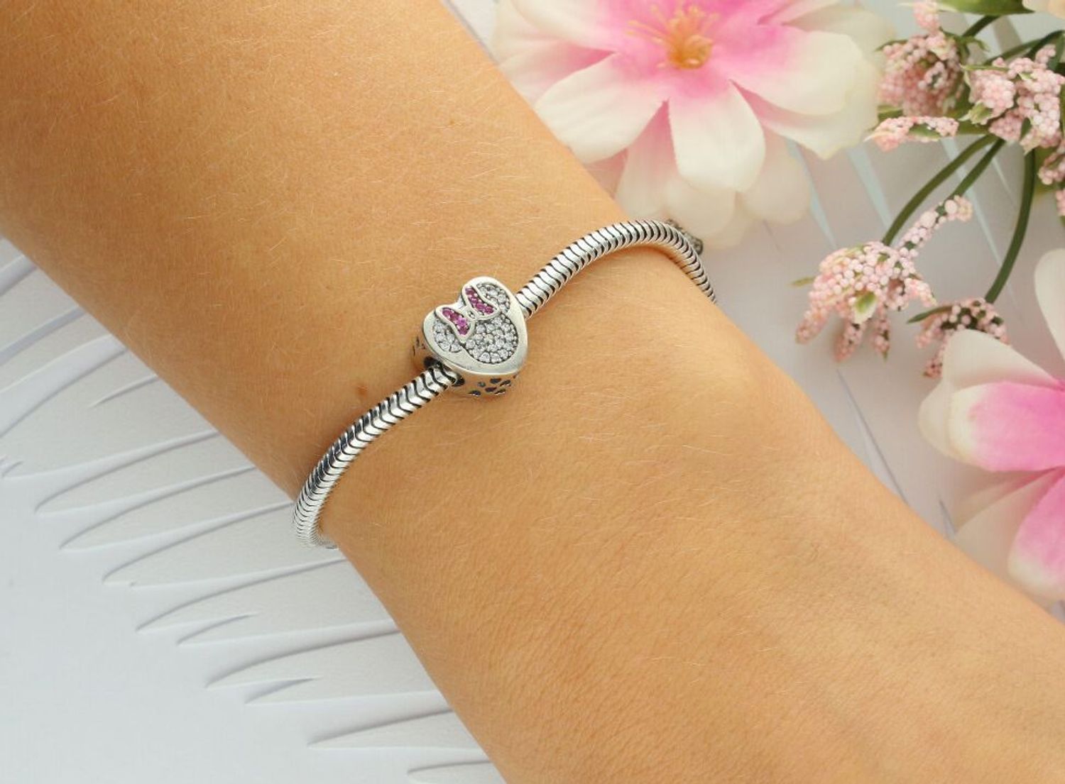 Uroczy charms srebrny 925 w kształcie serca, zdobiony Myszką Miki i cyrkoniami. Wielkość 1 cm, waga 2,30 g. Idealny dodatek do bransoletki lub prezent.1.jpg