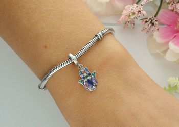 Srebrny charms 925 w kształcie ręki Fatimy 🧿 z kolorową cyrkonią. Wymiary 2,4×1,0 cm, waga 1,50 g. Symbol szczęścia i ochrony w eleganckiej formie.2.jpg