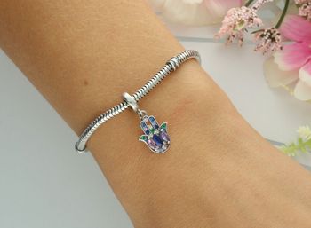 Srebrny charms 925 w kształcie ręki Fatimy 🧿 z kolorową cyrkonią. Wymiary 2,4×1,0 cm, waga 1,50 g. Symbol szczęścia i ochrony w eleganckiej formie.3.jpg