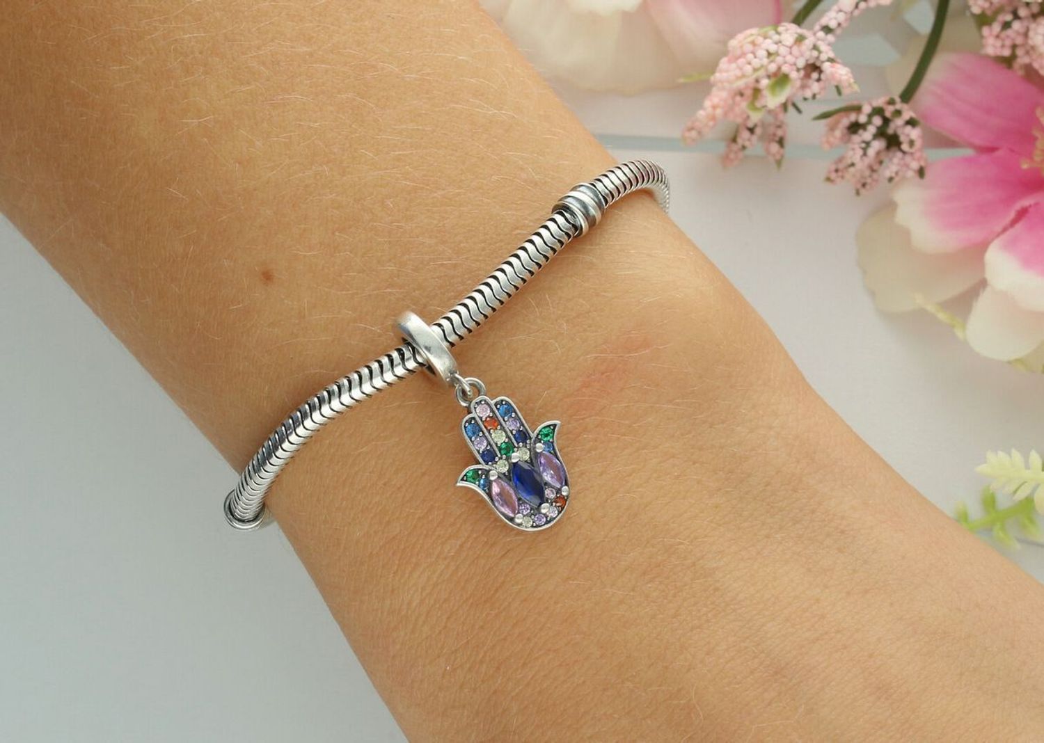 Srebrny charms 925 w kształcie ręki Fatimy 🧿 z kolorową cyrkonią. Wymiary 2,4×1,0 cm, waga 1,50 g. Symbol szczęścia i ochrony w eleganckiej formie.1.jpg