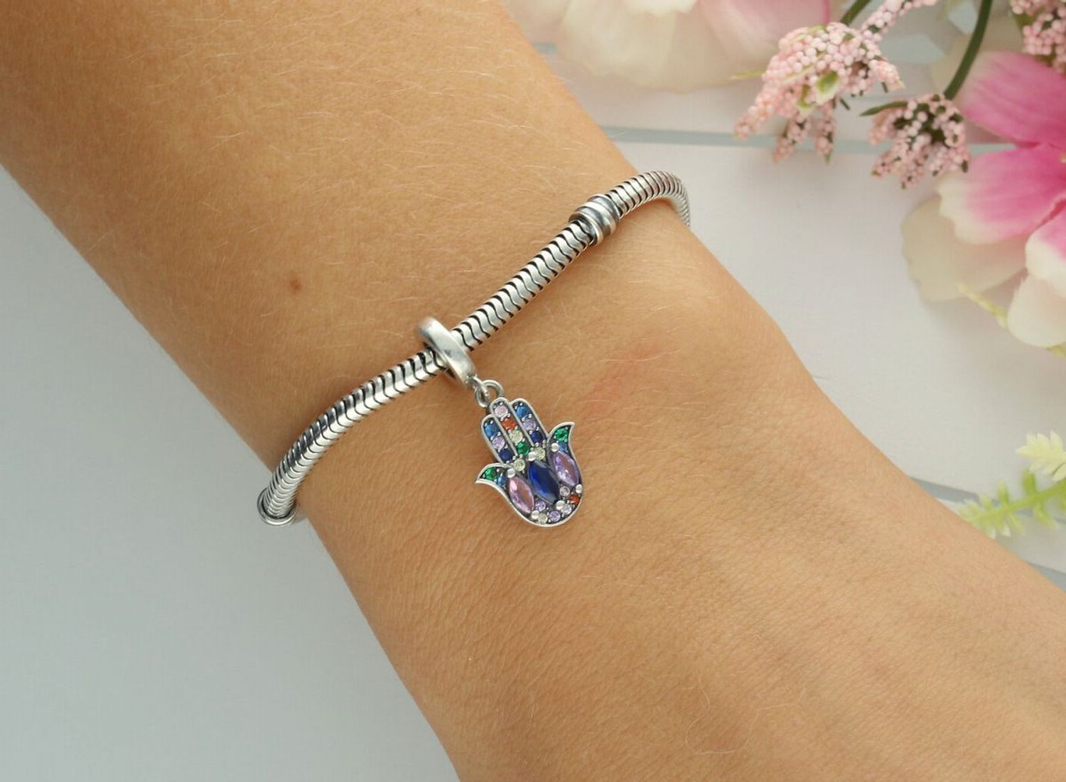 Srebrny charms 925 w kształcie ręki Fatimy 🧿 z kolorową cyrkonią. Wymiary 2,4×1,0 cm, waga 1,50 g. Symbol szczęścia i ochrony w eleganckiej formie.1.jpg