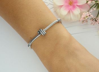 Elegancki charms srebrny próby 925 w kształcie węża zdobionego cyrkoniami. Symbol siły i odrodzenia. Waga 2,00 g. Idealny dodatek do bransoletek modułowych.3.jpg