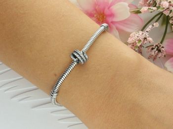 Elegancki charms srebrny próby 925 w kształcie węża zdobionego cyrkoniami. Symbol siły i odrodzenia. Waga 2,00 g. Idealny dodatek do bransoletek modułowych.4.jpg