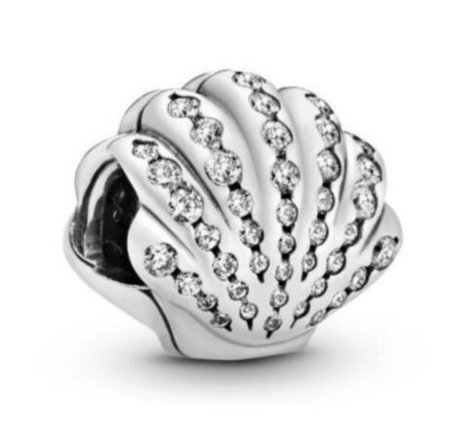 Charms srebrny próby 925 w kształcie muszelki, zdobiony cyrkoniami. Stylowy dodatek do bransoletek modułowych, idealny na prezent.1.jpg