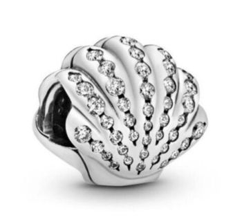 Charms srebrny próby 925 w kształcie muszelki, zdobiony cyrkoniami. Stylowy dodatek do bransoletek modułowych, idealny na prezent.1.jpg