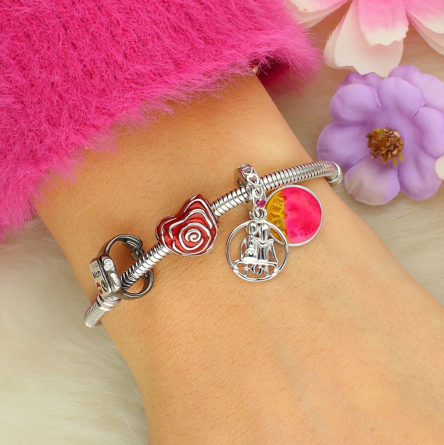 Charms srebrny próby 925 w kształcie serca z różą zdobioną czerwoną emalią. Idealny do bransoletek modułowych, symbol miłości i romantyzmu.1.jpg