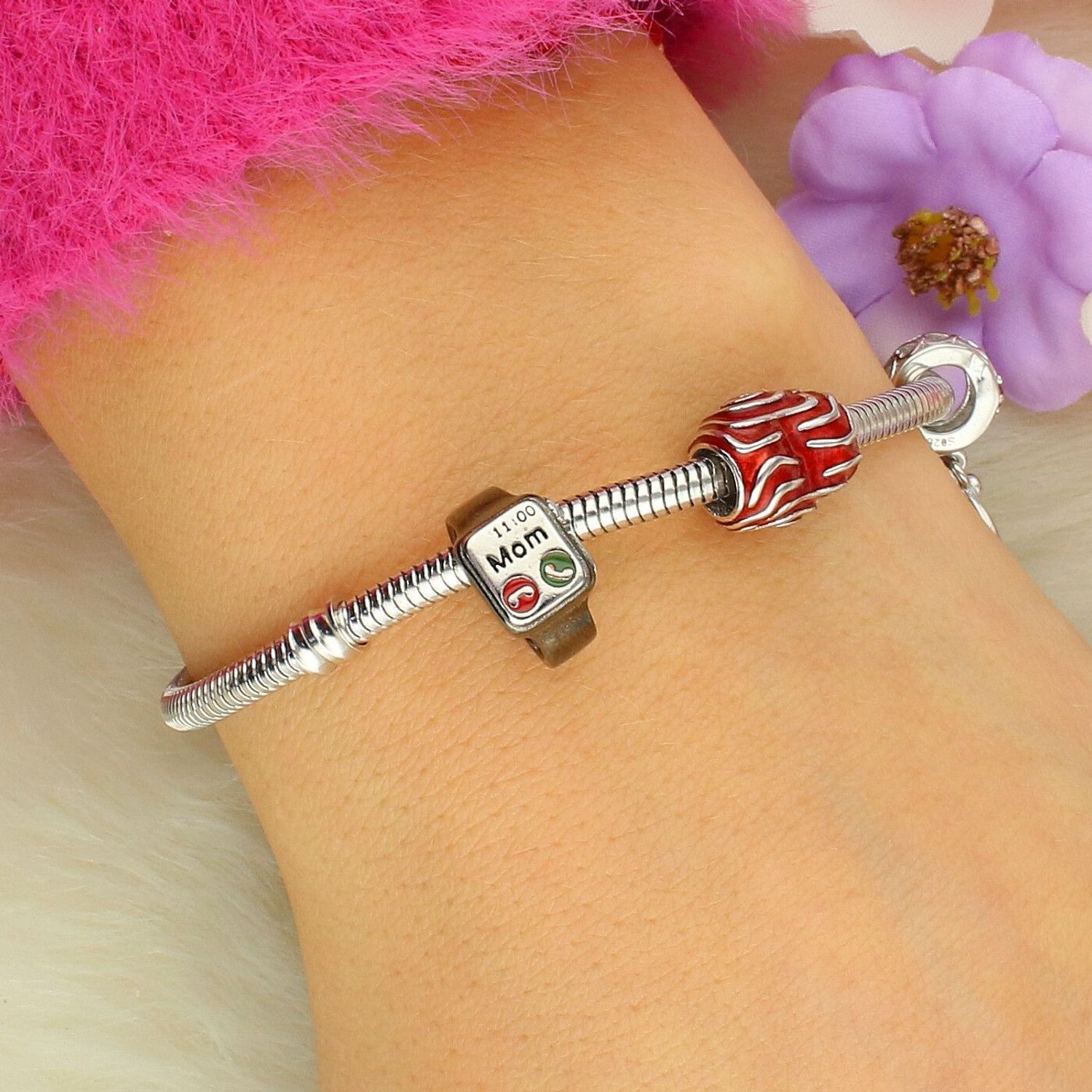 Charms srebrny próby 925 w kształcie serca z różą zdobioną czerwoną emalią. Idealny do bransoletek modułowych, symbol miłości i romantyzmu.1.jpg