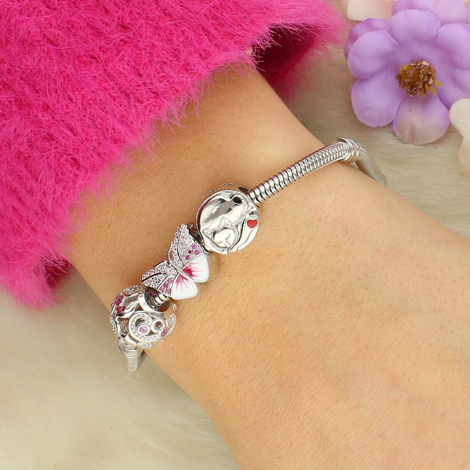 Charms srebrny próby 925 w kształcie okrągłej zawieszki zdobionej ptaszkami i różową cyrkonią. Idealny do bransoletek modułowych, symbol lekkości i romantyzmu.1.jpg