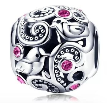 Charms srebrny próby 925 w kształcie okrągłej zawieszki zdobionej ptaszkami i różową cyrkonią. Idealny do bransoletek modułowych, symbol lekkości i romantyzmu.1.jpg
