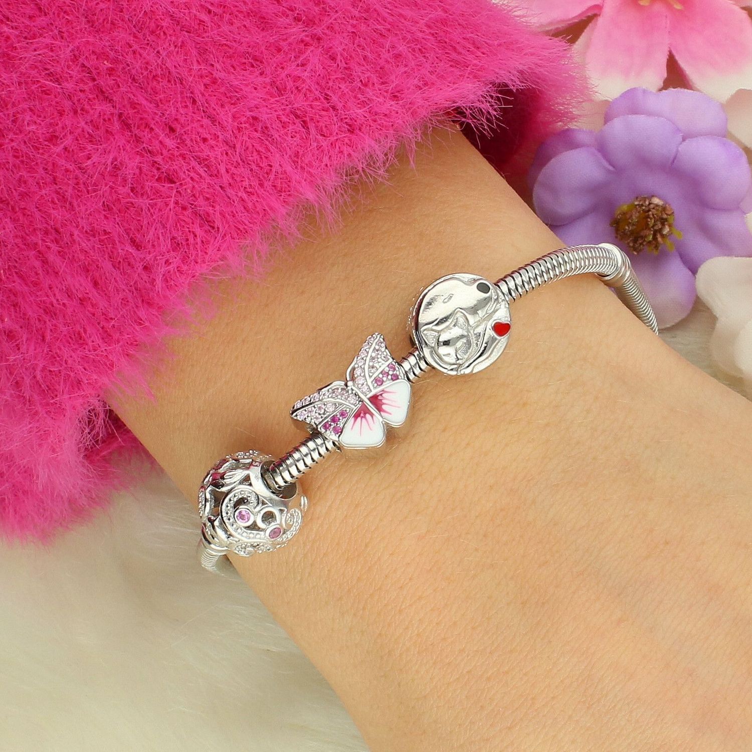 Charms srebrny próby 925 w kształcie motylka, zdobiony emalią i różowymi cyrkoniami. Subtelny, kolorowy dodatek do bransoletek modułowych.1.jpg