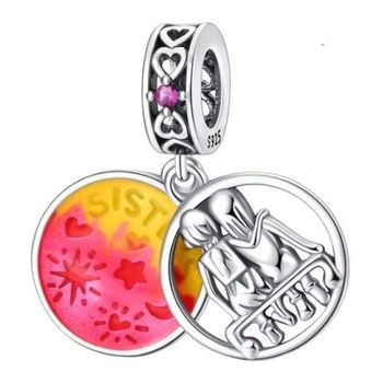 Charms srebrny próby 925 z wizerunkiem przytulonych sióstr i napisem „Sisters”. Idealny do bransoletek modułowych, symbol miłości i więzi między siostrami.1.jpg