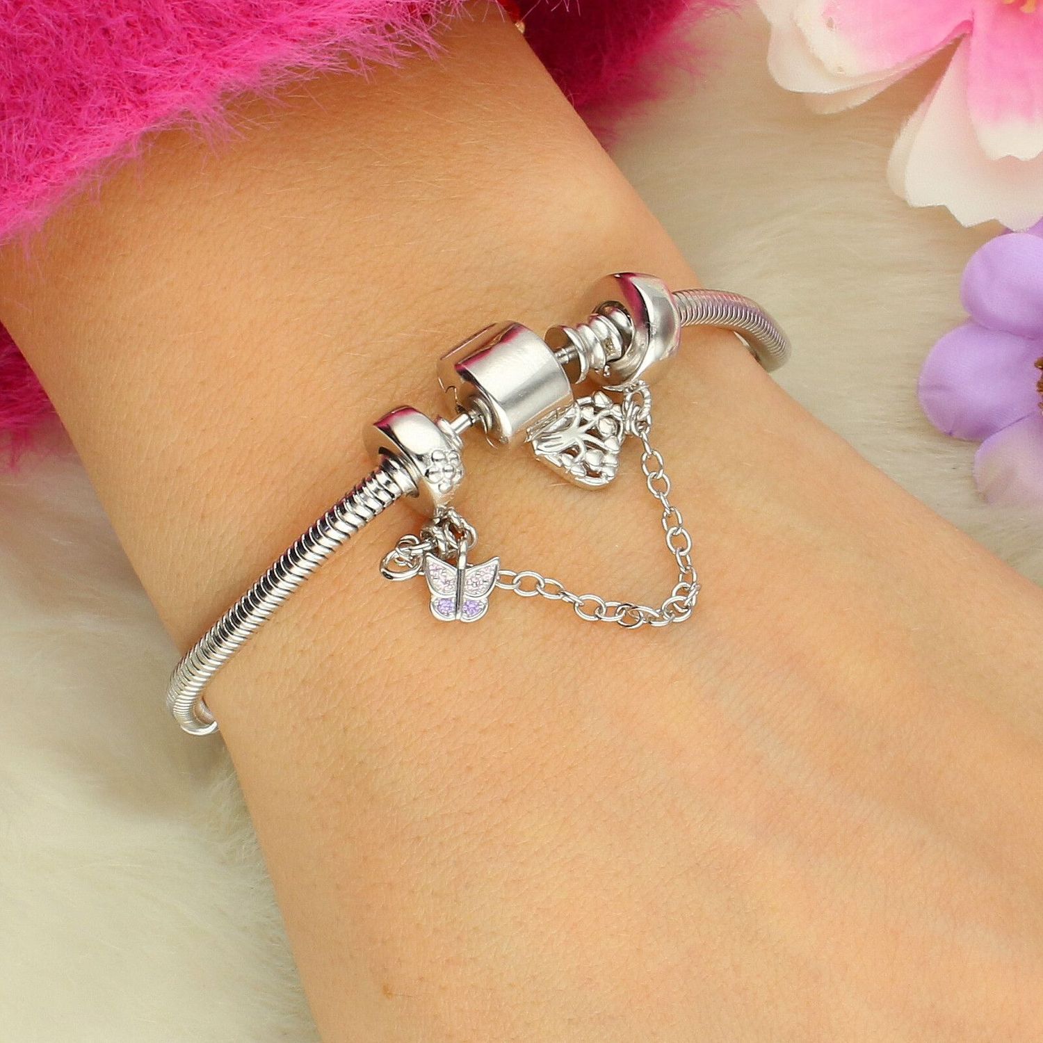 Łańcuszek zabezpieczający srebro 925 z wiszącym serduszkiem i motylkiem zdobionym cyrkoniami. Funkcjonalny i elegancki dodatek do bransoletek modułowych.1.jpg