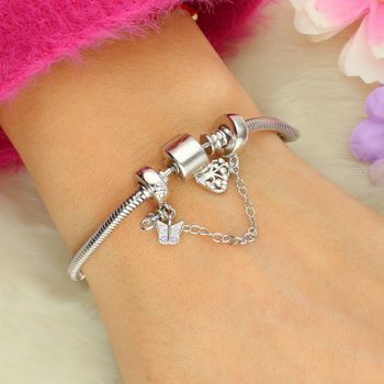 Łańcuszek zabezpieczający srebro 925 z wiszącym serduszkiem i motylkiem zdobionym cyrkoniami. Funkcjonalny i elegancki dodatek do bransoletek modułowych.22.jpg