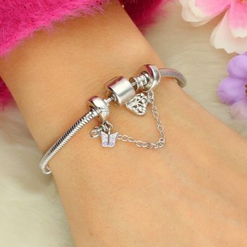 Łańcuszek zabezpieczający srebro 925 z wiszącym serduszkiem i motylkiem zdobionym cyrkoniami. Funkcjonalny i elegancki dodatek do bransoletek modułowych.33.jpg