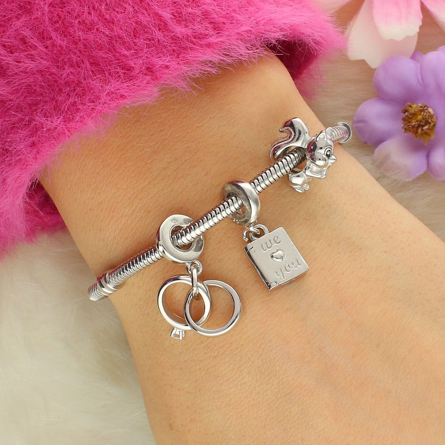 Charms srebrny próby 925 w kształcie wiszącego serduszka z pierścionkiem. Idealny do bransoletek modułowych, doskonały prezent symbolizujący miłość i zaangażowanie.1.jpg