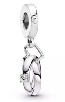 Charms srebrny próby 925 w kształcie wiszącego serduszka z pierścionkiem. Idealny do bransoletek modułowych, doskonały prezent symbolizujący miłość i zaangażowanie.1.jpg