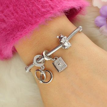 Charms srebrny próby 925 w kształcie wiszącego serduszka z pierścionkiem. Idealny do bransoletek modułowych, doskonały prezent symbolizujący miłość i zaangażowanie.3.jpg