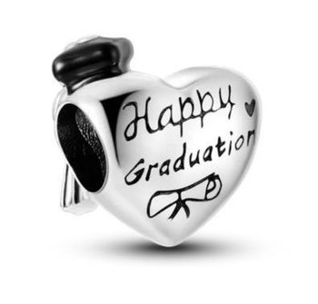 Charms srebrny próby 925 w kształcie serca z napisem „Happy Graduation”. Idealny do bransoletek modułowych, doskonały prezent dla absolwenta szkoły lub uczelni.1.jpg