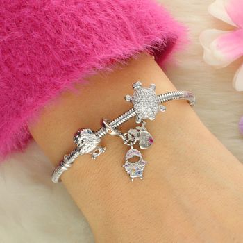 Charms srebrny próby 925 przedstawiający dziewczynkę z kwiatkiem i serduszkiem z napisem „Sister”, zdobiony kolorowymi cyrkoniami. Idealny do bransoletek modułowych, doskonały prezent dla siostry.2.jpg