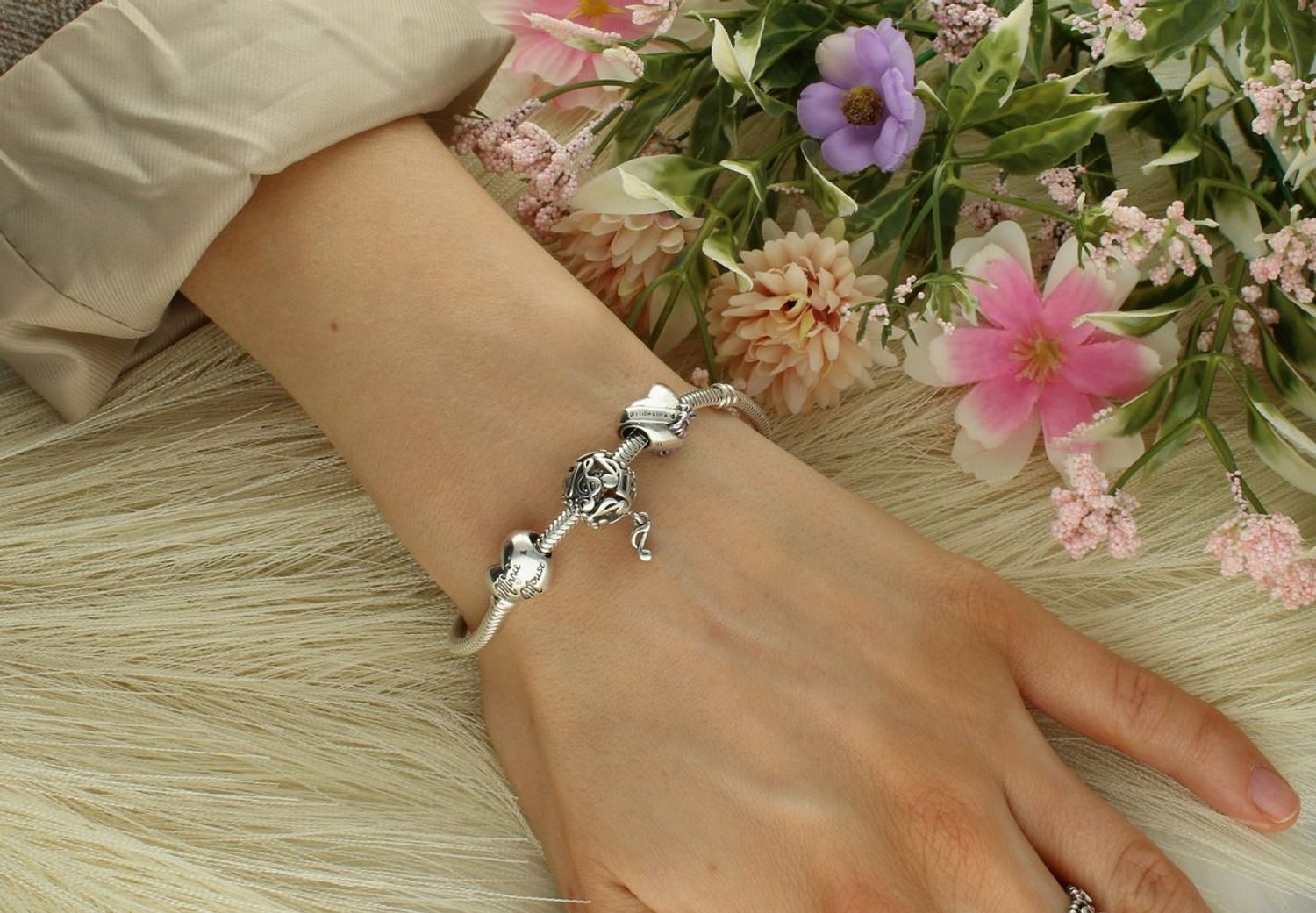 Charms Moments srebrny 925 Klucz Wiolinowy DIA-CHA-1865-925.Charms z motywem muzycznym, kluczem wiolinowym. Zawieszka wykonana została ze srebra próby 925. Charms do bransoletki modułowej. 1.jpg