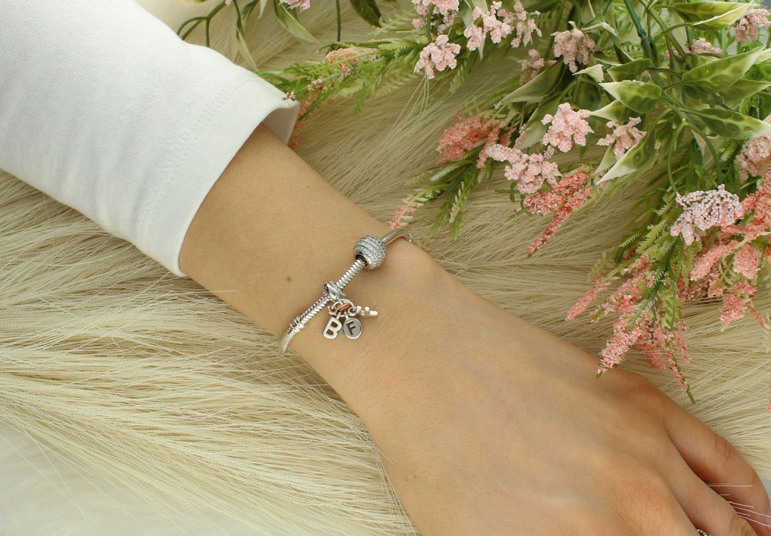 Charms srebrny próba 925, typu pandorka z wiszącym serduszkim li litrkami B, F, DIA-CHA-1866-925 Nasz sklep internetowy ze srebrną i złotą biżuterią Diament jest autoryzowanym 1.jpg