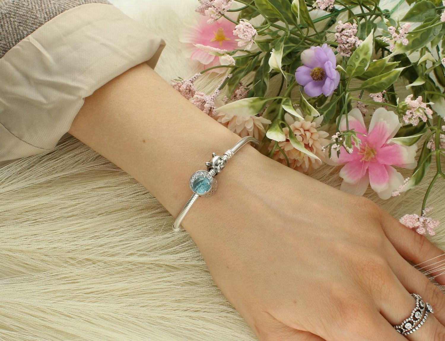 Charms Moments srebrny 925 Nieba Błękit DIA-CHA-3744-925. Charms w niebiańskim kolorze ozdobiony białymi cyrkoniami. Zawieszka wykonana została ze srebra próby 925.1.jpg