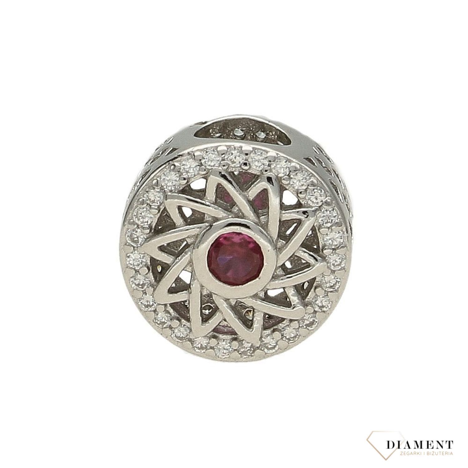 Charms Moments okrągły kwiatek z czerwoną cyrkonią DIA-CHA-3764-925.jpg