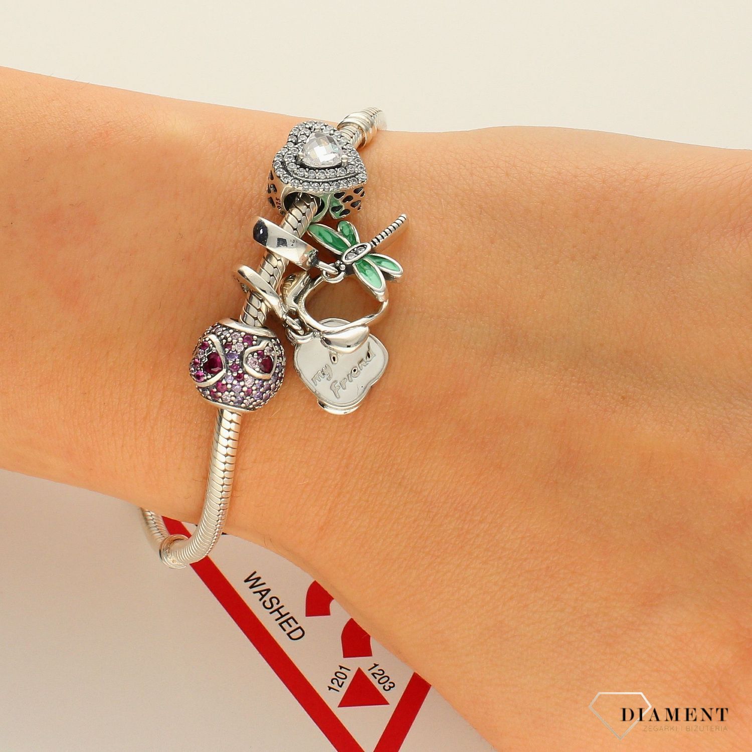 Charms Moments Wiszący Motylek DIA-CHA-4119-925. Modny charms z wiszącym elementem w kształcie motylka ozdobionego zieloną.jpg