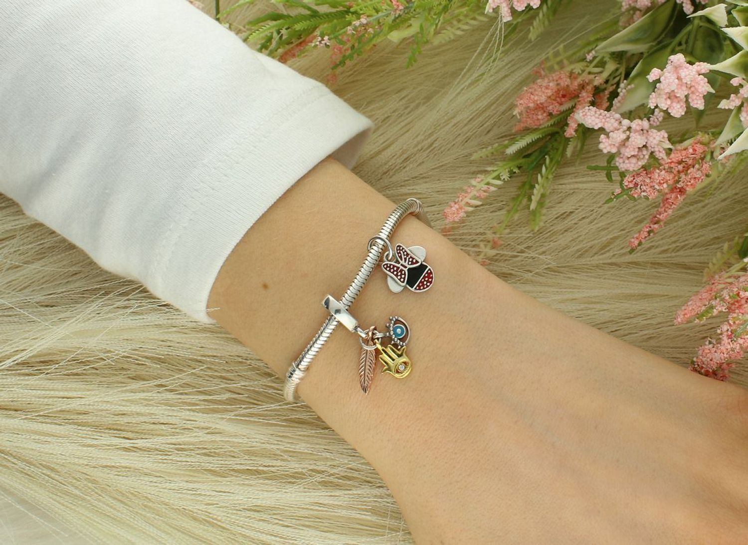 Charms srebrny próba 925, typu PANDORKA ręka fatimy, oko proroka i piórko DIA-CHA-4130-925 Ochrona, duchowość i styl w jednym! Ten wyjątkowy charms wykonany ze srebra próby 1.jpg