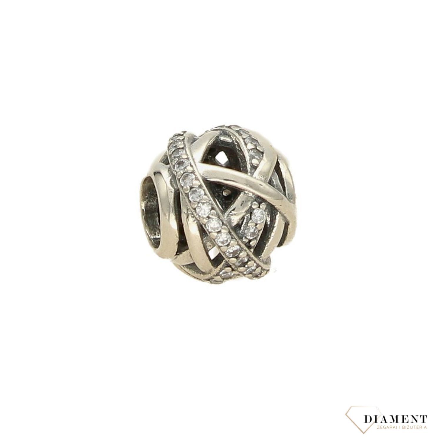 Charms Moments okrągły z wzorem z cyrkonią DIA-CHA-4132-925. Modny charms do bransoletki okrągły ażurowy z cyrkonią.jpg