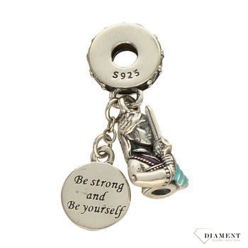 Charms Moments Wiszący Postać z kółkiem z grawerem DIA-CHA-4138-925. Na ten charms składa się zawieszka w kształcie postaci medytującej oraz kółkiem z napisem 'Bądź silny i bądź sobą.jpg