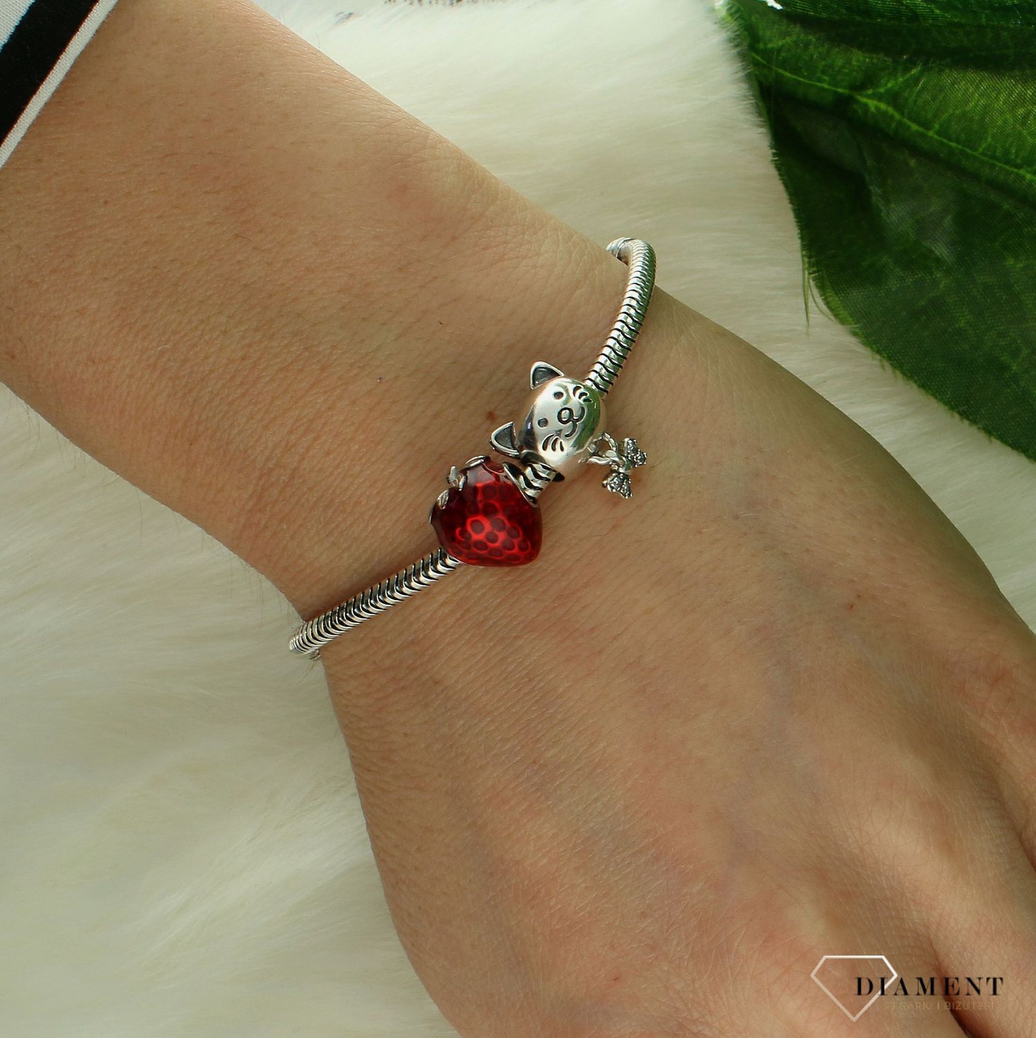 Charms Moments srebrny 925 truskawka DIA-CHA-450222CHR-925.jpg