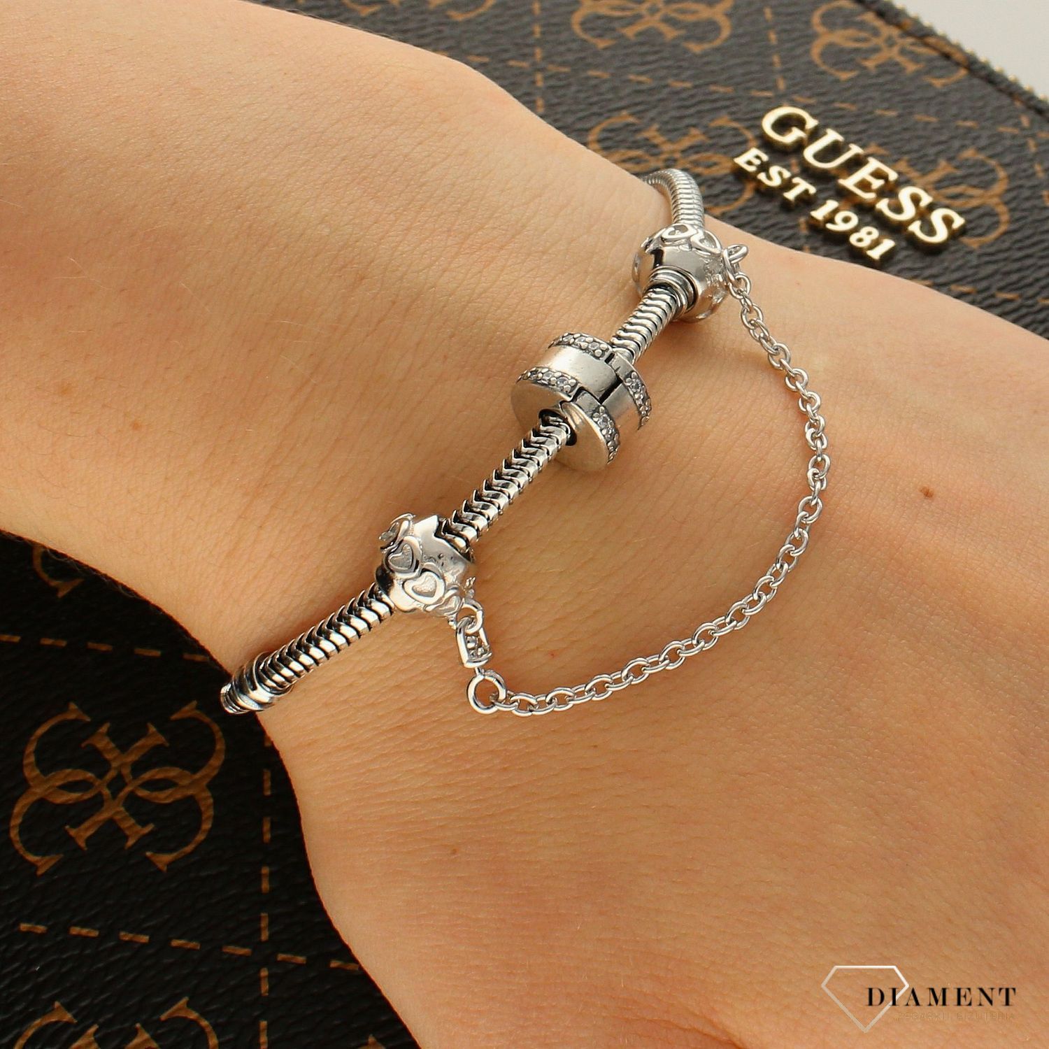 Charms srebrny z cyrkoniami DIA-CHA-5485-925. Gładki charms o wykończeniu z cyrkonii w formie klipsa. Ponadczasowa biżuteria w formie charmsów do bransoletki (2).jpg