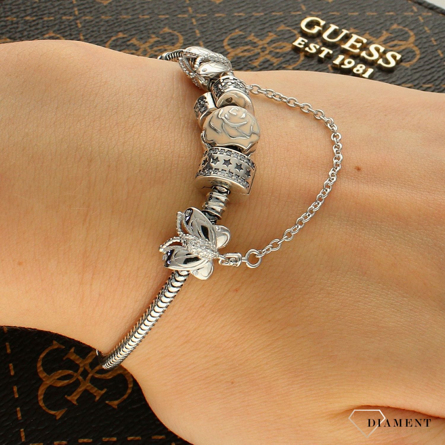 Charms Moments okrągły z różą DIA-CHA-5486-925. Modny charms do bransoletki okrągły z motywem róży. Okrągły charms z motywem róży przyozdobiony kolorową emalią. Charms do bransoletki doda blasku Twojej bransoletce i.png