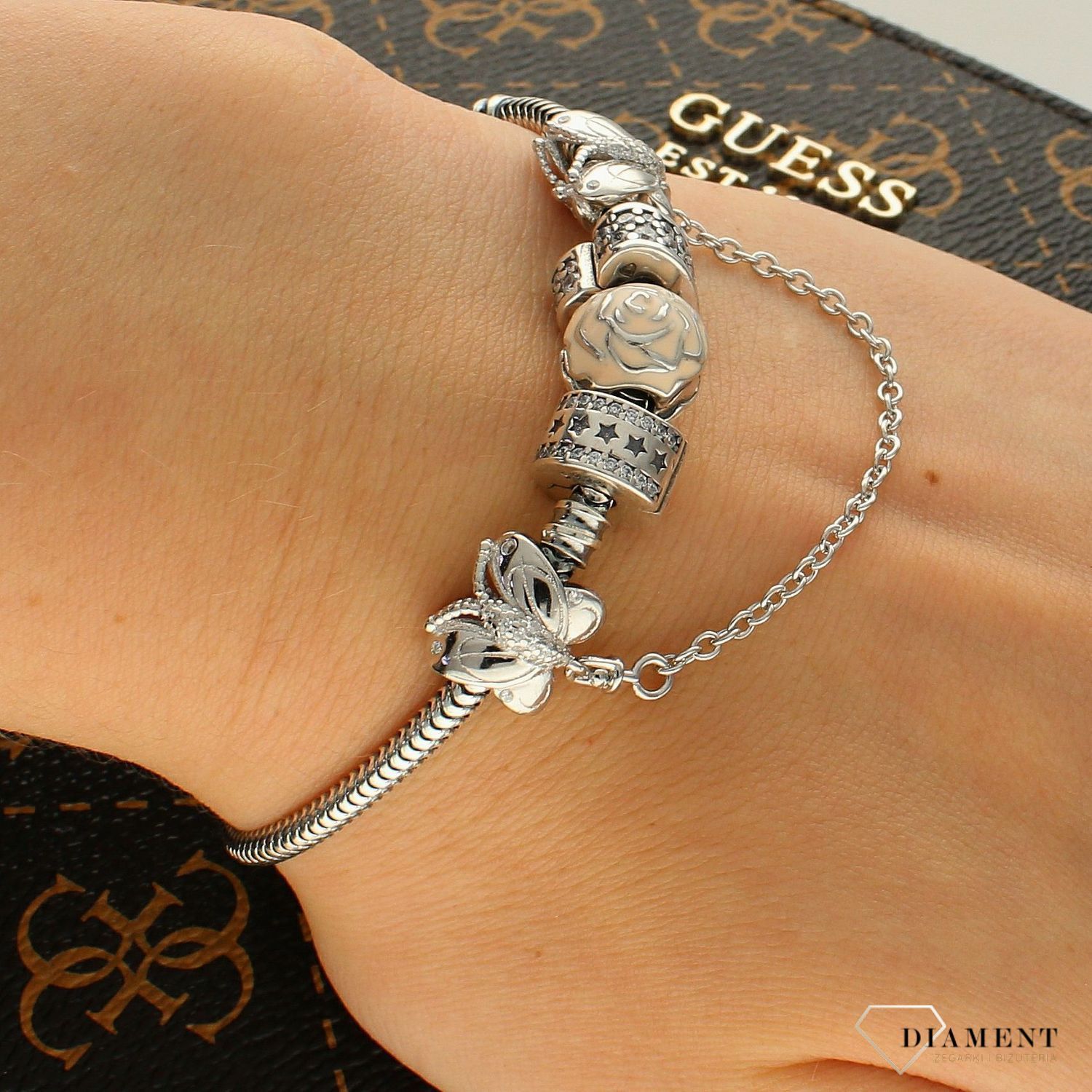 Charms Moments okrągły z różą DIA-CHA-5486-925. Modny charms do bransoletki okrągły z motywem róży. Okrągły charms z motywem róży przyozdobiony kolorową emalią. Charms do bransoletki doda blasku Twojej bransoletce i.png