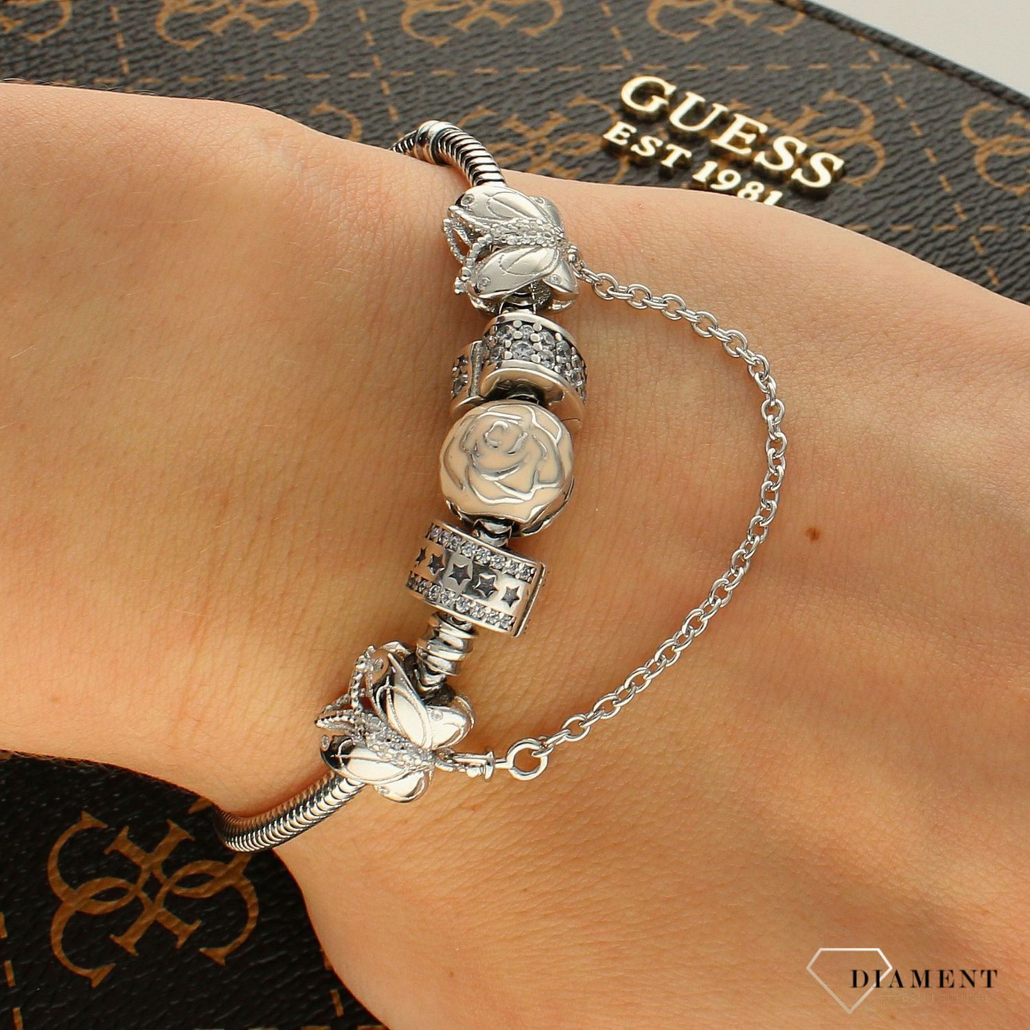 Charms Moments okrągły z różą DIA-CHA-5486-925. Modny charms do bransoletki okrągły z motywem róży. Okrągły charms z motywem róży przyozdobiony kolorową emalią. Charms do bransoletki doda blasku Twojej bransoletce i.png