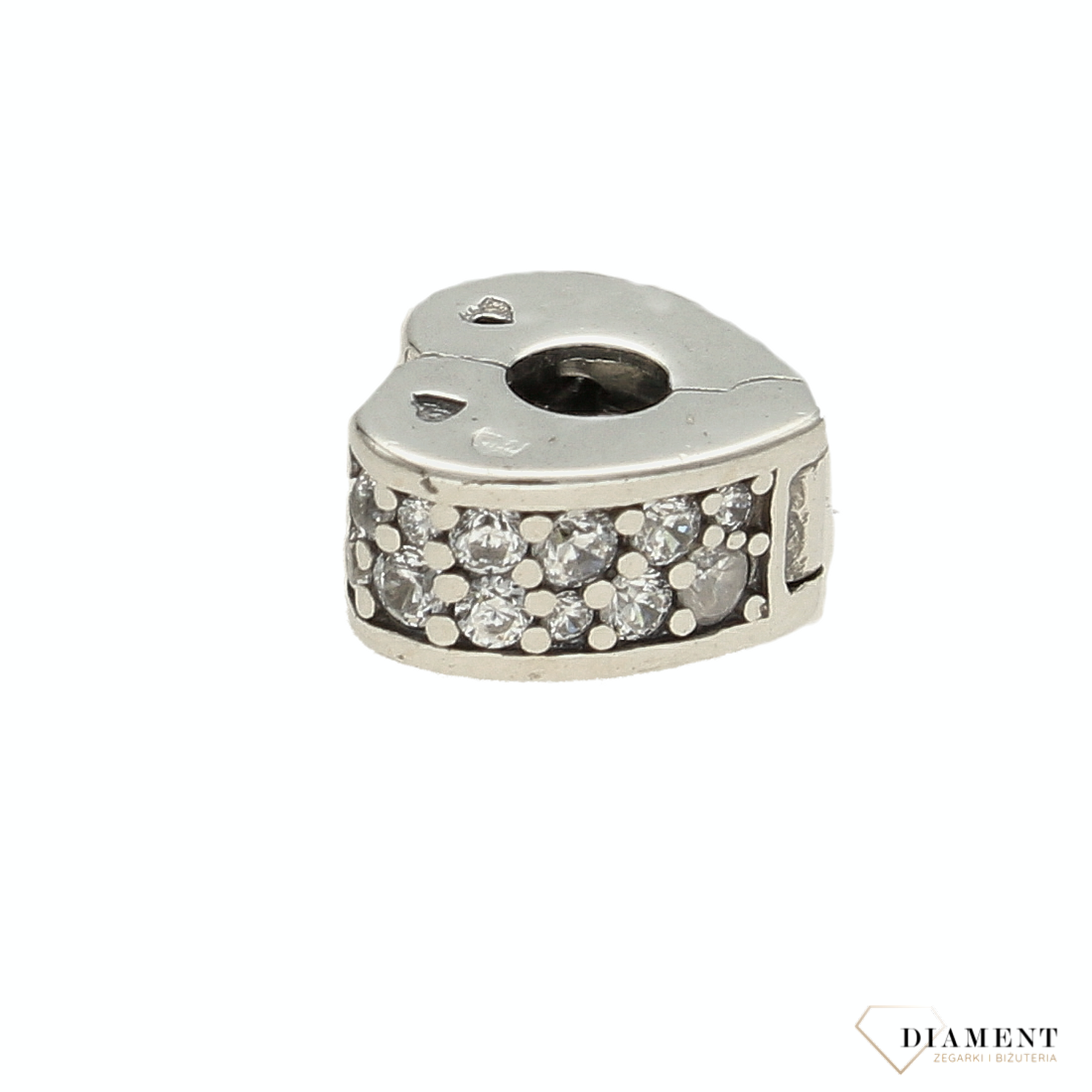 Srebrny charms serce z cyrkoniami DIA-CHA-5487-925. Gładki charms o wykończeniu z cyrkonii w formie klipsa. Ponadczasowa biżuteria w formie charmsów do bransoletki.png