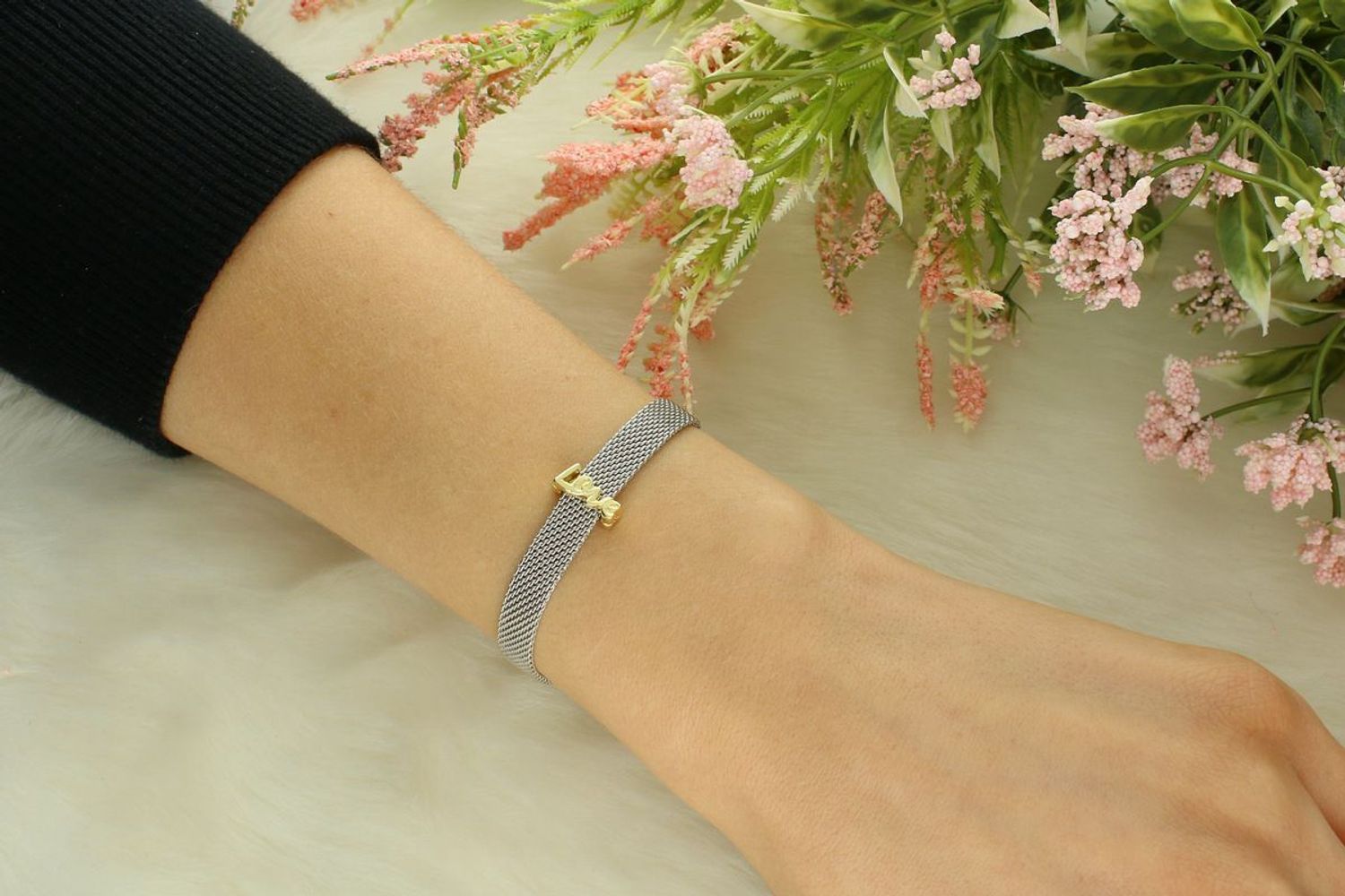 Charms srebrny pozłacany napis LOVE próba 925, DIA-CHA-5565-925 Poczuj się jak prawdziwa królowa dzięki wyjątkowemu charmsowi w kształcie korony z błyszczącymi cyrkoniami,1.jpg