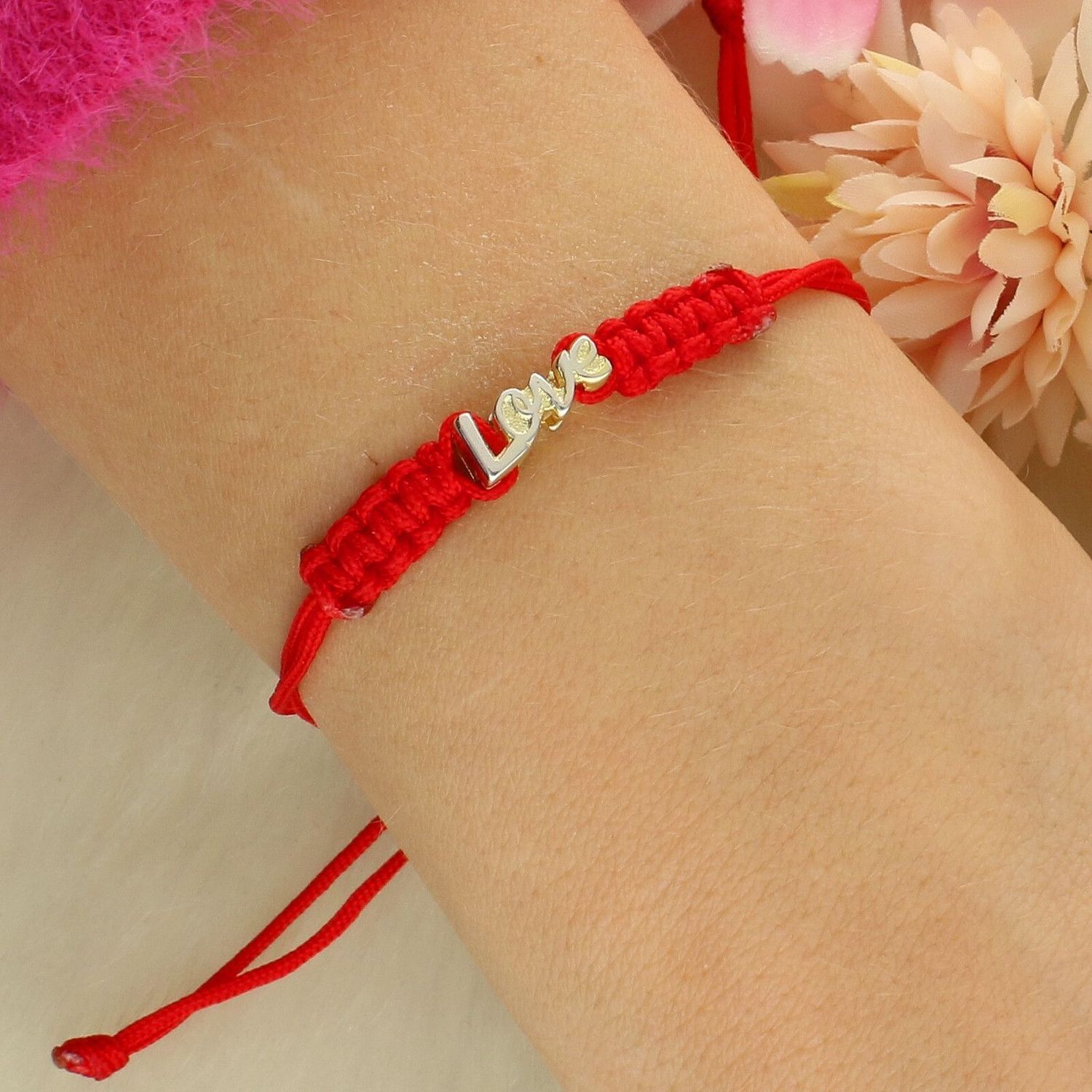 Delikatna bransoletka srebrna 925 pozłacana z napisem „Love” na czerwonym sznurku. Regulowane zapięcie ściągane, lekka i romantyczna, waga 1,20 g.1.jpg