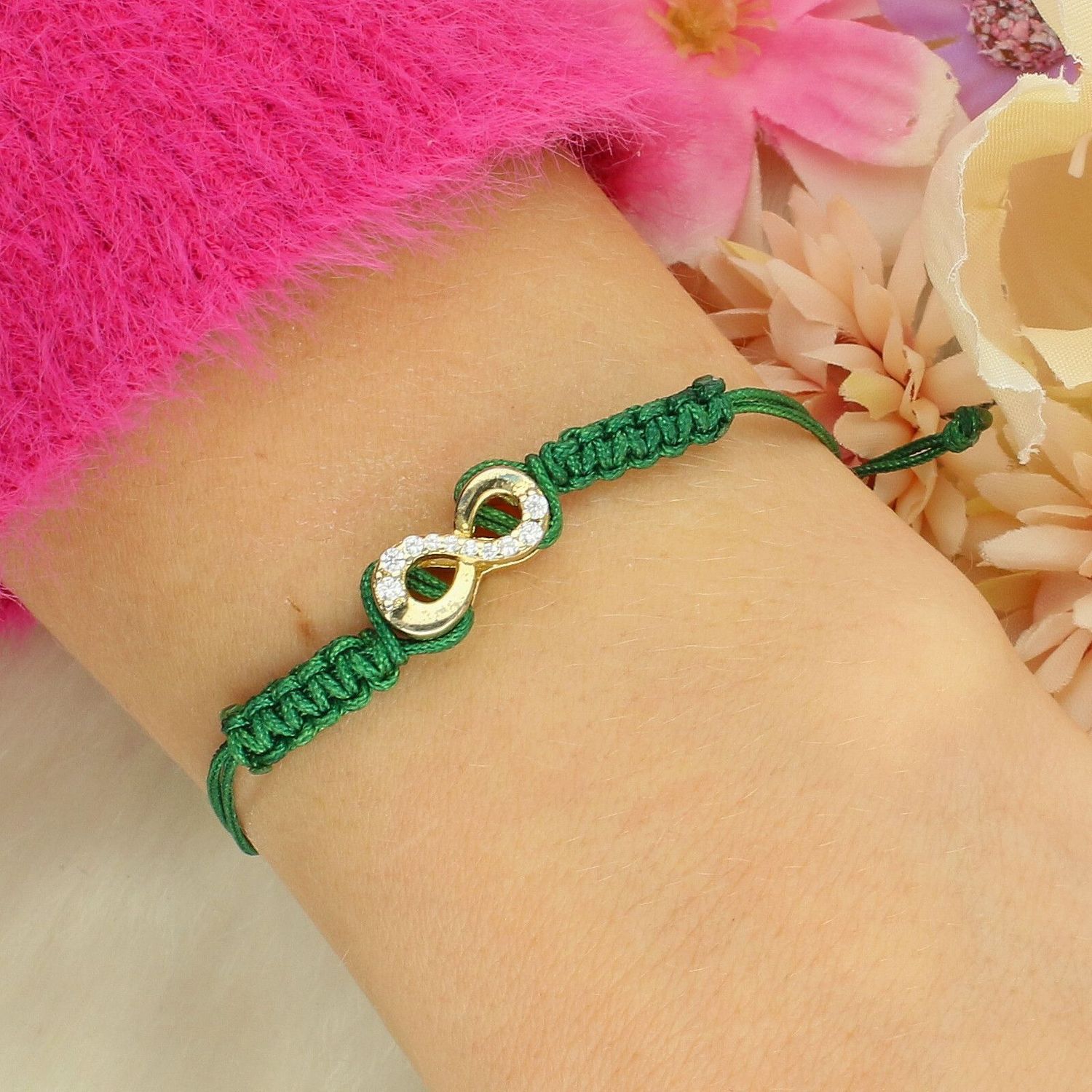 Delikatna bransoletka srebrna 925 pozłacana ze znakiem nieskończoności na zielonym sznurku, ozdobiona cyrkonią. Regulowane zapięcie ściągane, elegancka i symboliczna.1.jpg