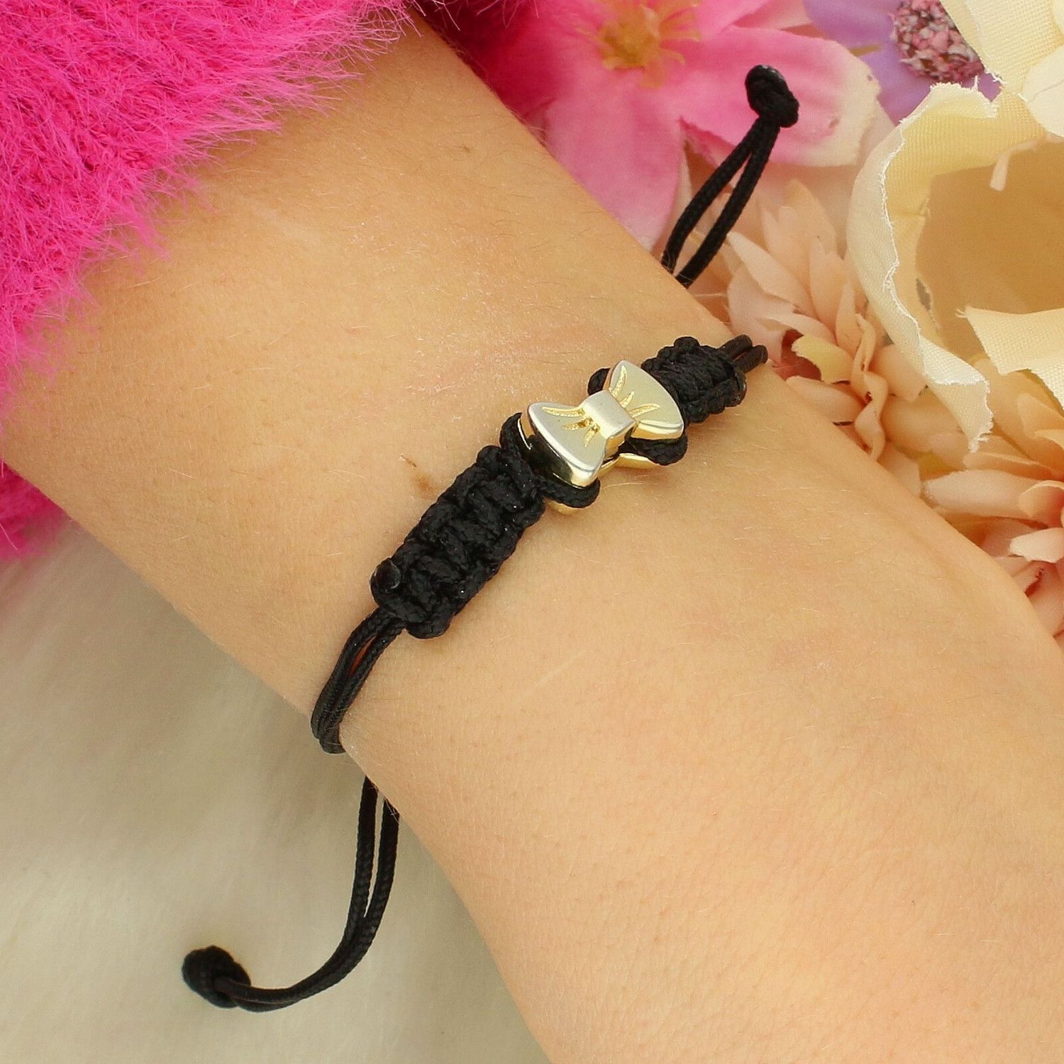 Delikatna bransoletka srebrna 925 pozłacana z kokardką na czarnym sznurku. Regulowane zapięcie ściągane, lekka i elegancka, waga 2 g.1.jpg