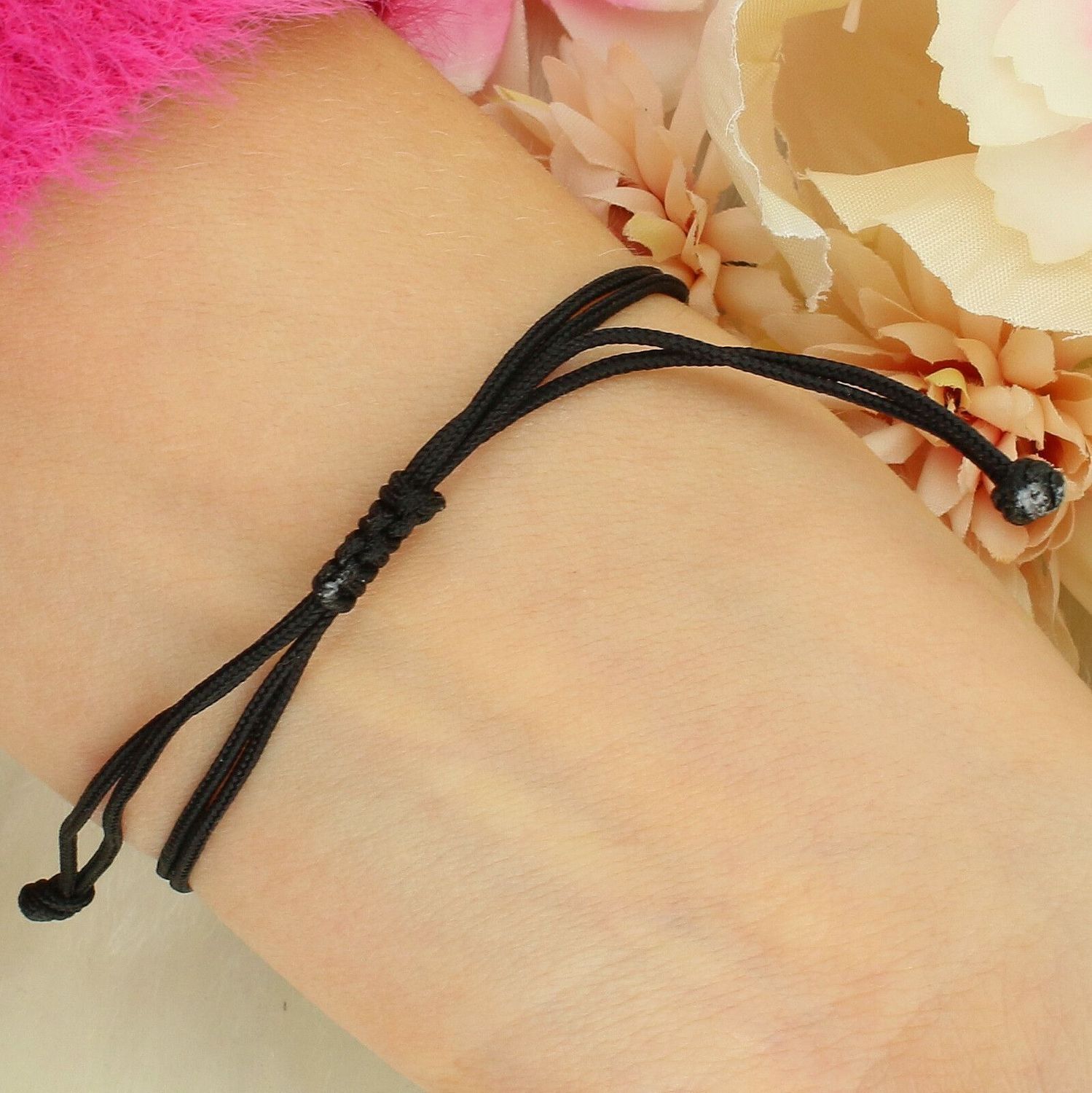 Delikatna bransoletka srebrna 925 pozłacana z kokardką na czarnym sznurku. Regulowane zapięcie ściągane, lekka i elegancka, waga 2 g.1.jpg