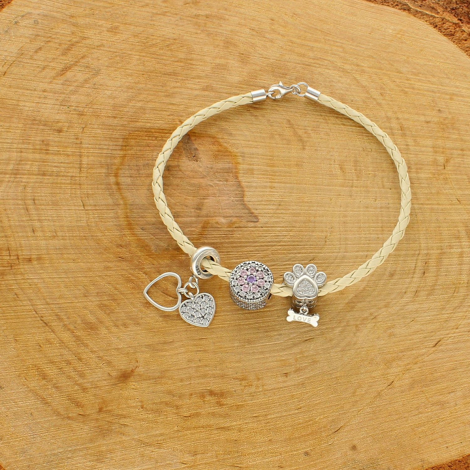 Modny charms do bransoletki okrągły ozdobiony kwiatkiem z różowo białą cyrkonią. Ponadczasowa biżuteria w formie charmsów do bransoletki, pozwalająca każdej kobiecie skomponować bransoletkę wedle własnych u.jpg