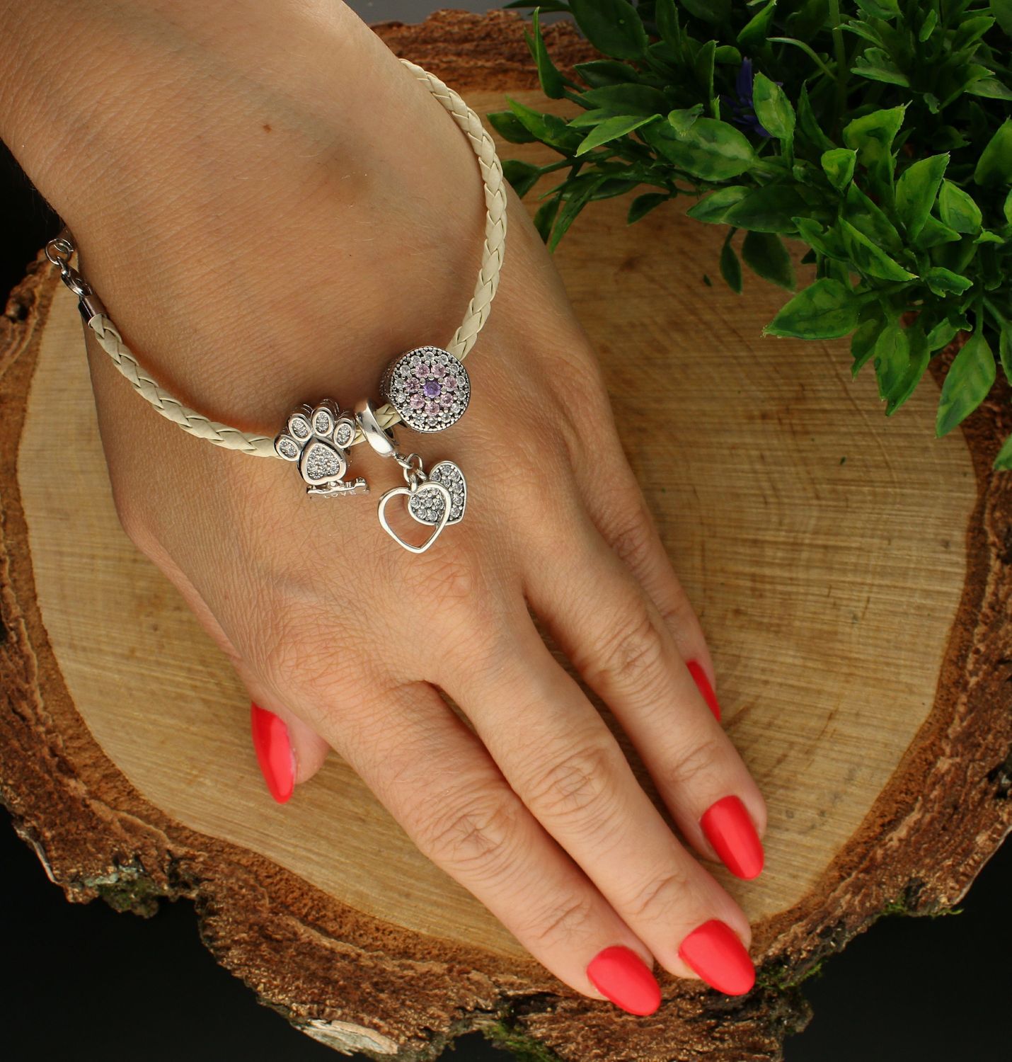 Modny charms do bransoletki okrągły ozdobiony kwiatkiem z różowo białą cyrkonią. Ponadczasowa biżuteria w formie charmsów do bransoletki, pozwalająca każdej kobiecie skomponować bransoletkę wedle własnych u.jpg