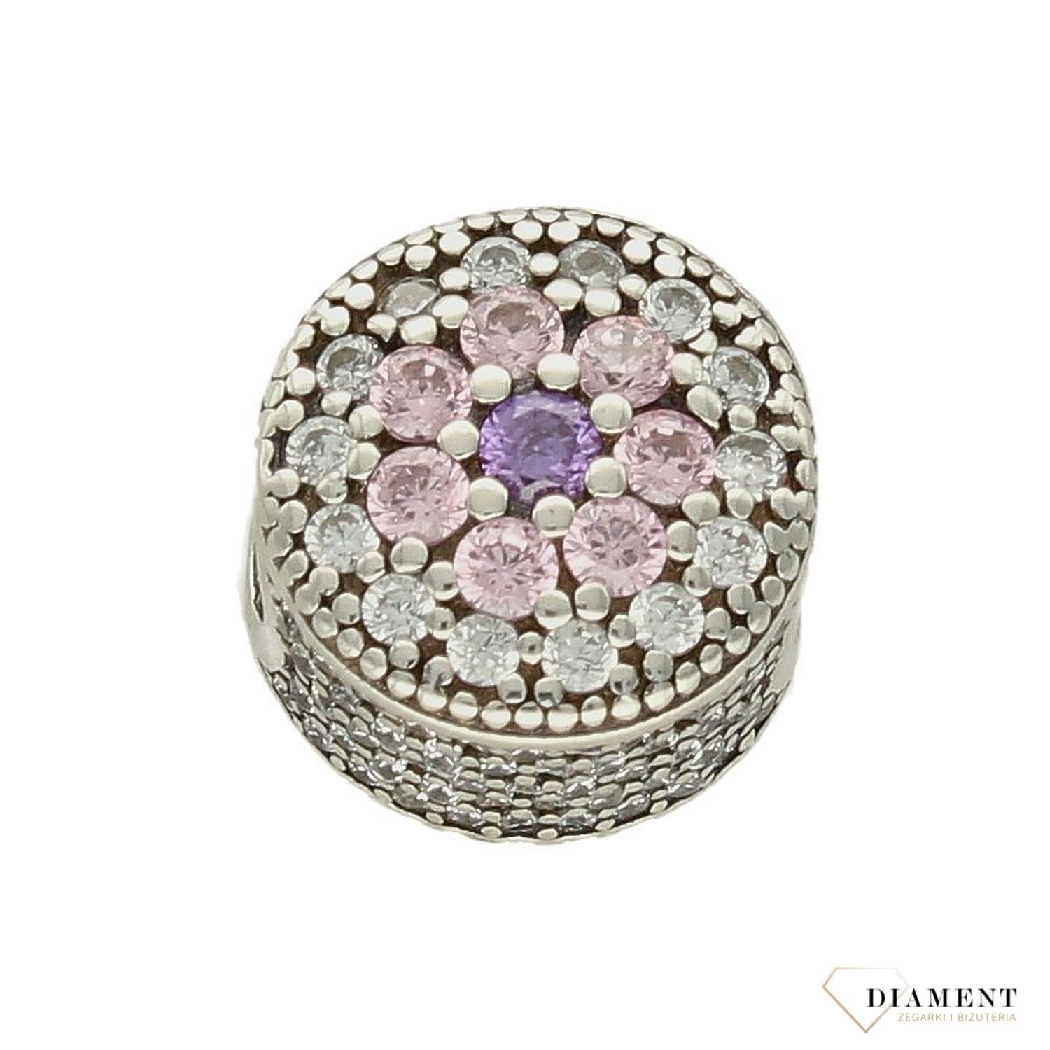 Modny charms do bransoletki okrągły ozdobiony kwiatkiem z różowo białą cyrkonią. Ponadczasowa biżuteria w formie charmsów do bransoletki, pozwalająca każdej kobiecie skomponować bransoletkę wedle własnych u.jpg