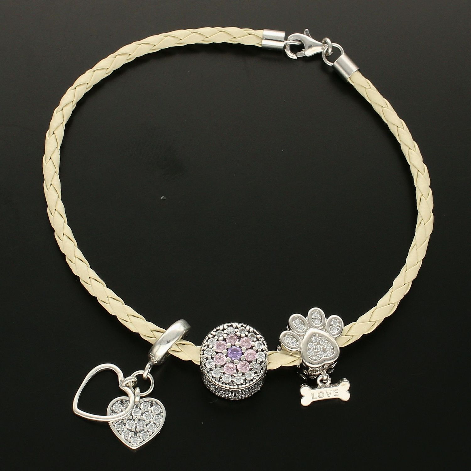 Modny charms do bransoletki okrągły ozdobiony kwiatkiem z różowo białą cyrkonią. Ponadczasowa biżuteria w formie charmsów do bransoletki, pozwalająca każdej kobiecie skomponować bransoletkę wedle własnych u.jpg