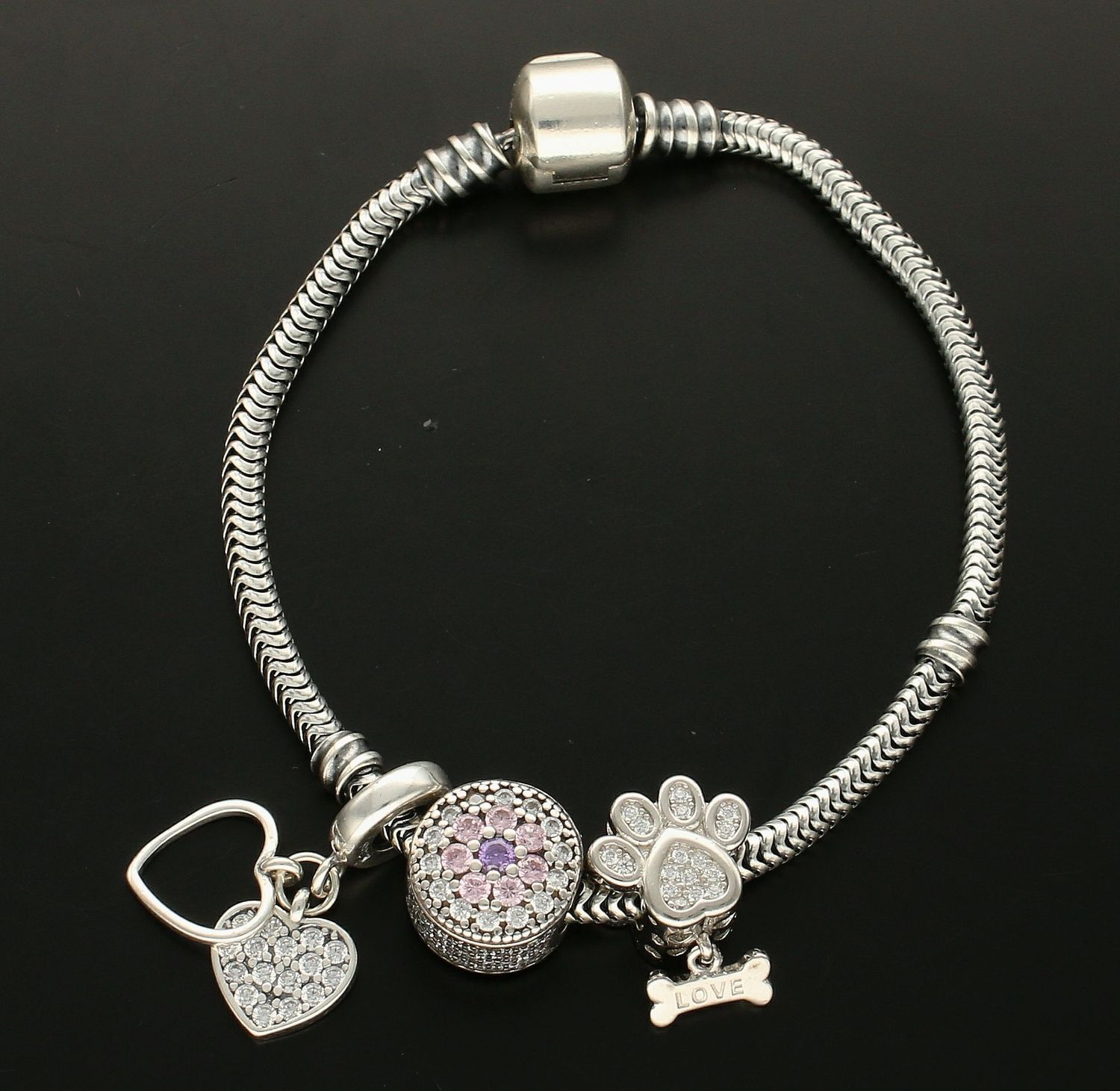 Modny charms do bransoletki okrągły ozdobiony kwiatkiem z różowo białą cyrkonią. Ponadczasowa biżuteria w formie charmsów do bransoletki, pozwalająca każdej kobiecie skomponować bransoletkę wedle własnych u.jpg