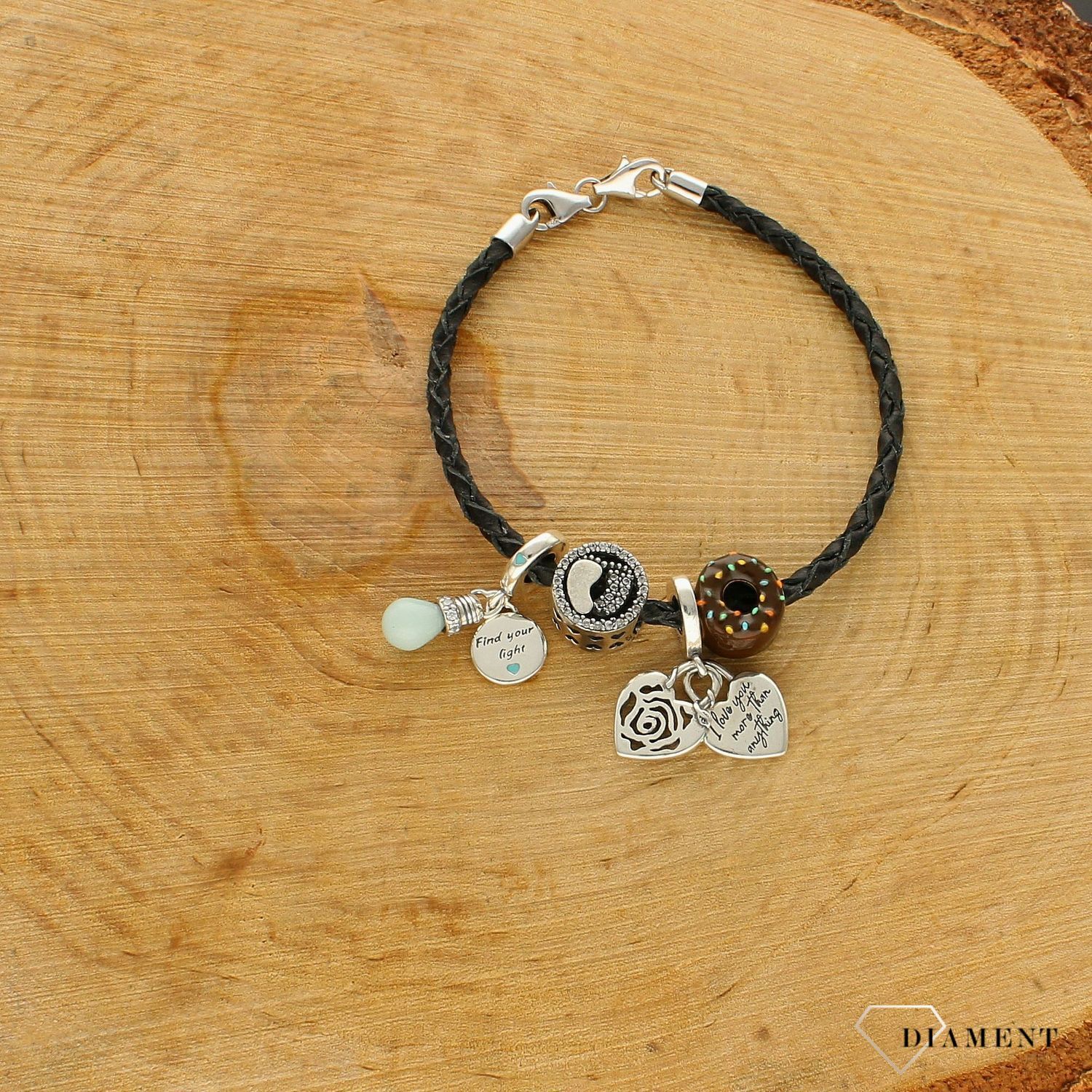 Modny charms do bransoletki okrągły ozdobiony stópkami z białą cyrkonią. Ponadczasowa biżuteria w formie charmsów do bransoletki, pozwalająca każdej kobiecie skomponować bransoletkę wedle własnych upodobań..jpg