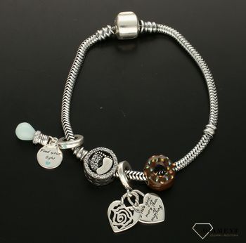Modny charms do bransoletki okrągły ozdobiony stópkami z białą cyrkonią. Ponadczasowa biżuteria w formie charmsów do bransoletki, pozwalająca każdej kobiecie skomponować bransoletkę wedle własnych upodoba (4).jpg