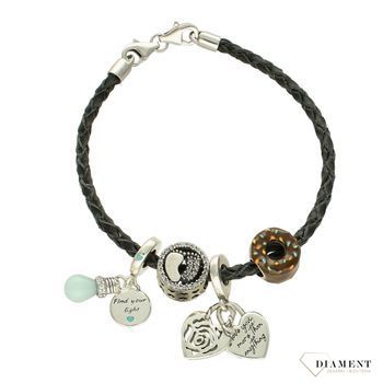 Modny charms do bransoletki okrągły ozdobiony stópkami z białą cyrkonią. Ponadczasowa biżuteria w formie charmsów do bransoletki, pozwalająca każdej kobiecie skomponować bransoletkę wedle własnych upodoba (5).jpg